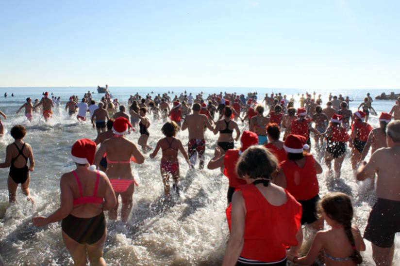 Bain de Noël à Carnon au profit des Restos du Cœur