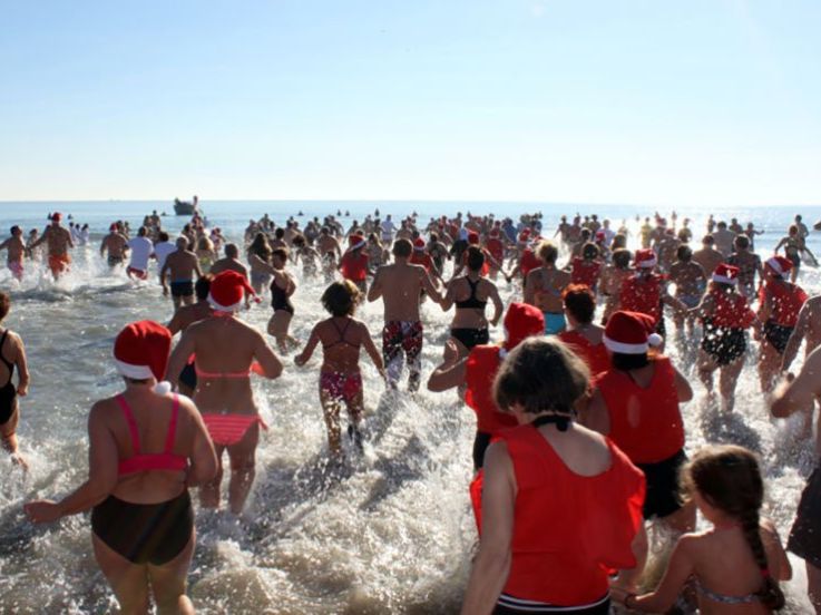 Bain de Noël à Carnon au profit des Restos du Cœur