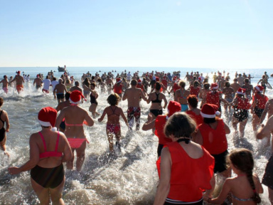 Bain de Noël à Carnon au profit des Restos du Cœur